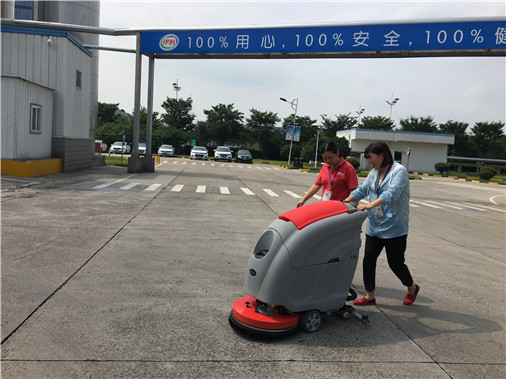 申博太阳城手推式洗地机清洗水泥地面